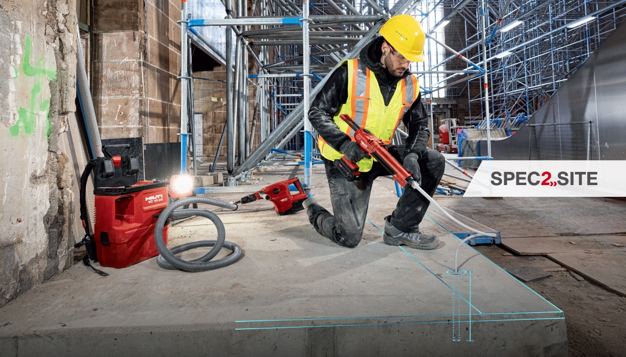 Bir işçi, Hilti tabancasını kullanarak bir deliğe epoksi enjekte ediyor.
