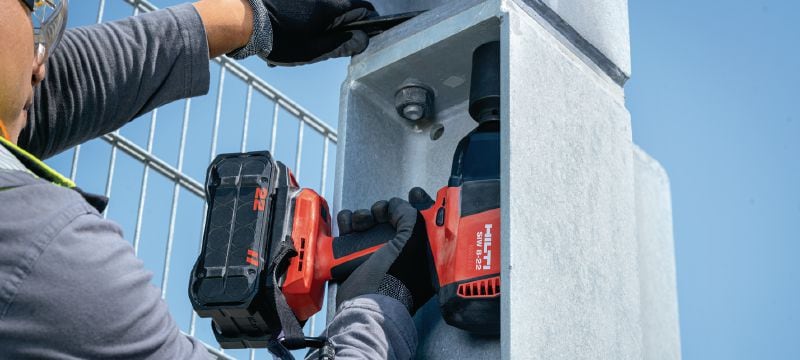 SIW 8-22 ½ inç Akülü darbeli somun sıkma makinesi Yapısal cıvatalama ve dübel çakma işleri için 1/2 sürtünmeli halka tespit yuvasına sahip üstün sınıf, yüksek torklu akülü darbeli somun sıkma makinesi (Nuron akü platformu) Uygulamalar 1